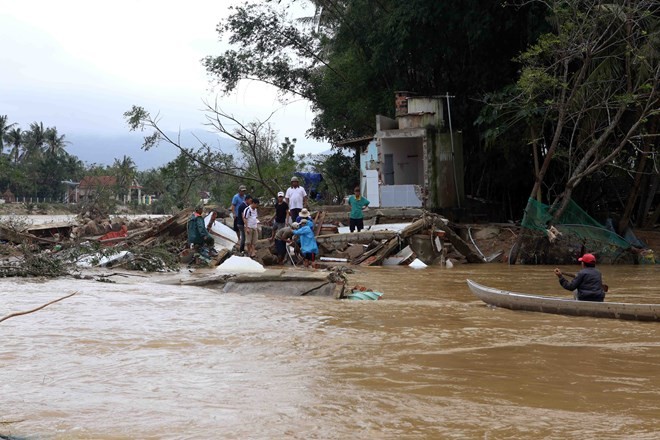 Government allocates rice to flood victims in Binh Dinh - ảnh 1